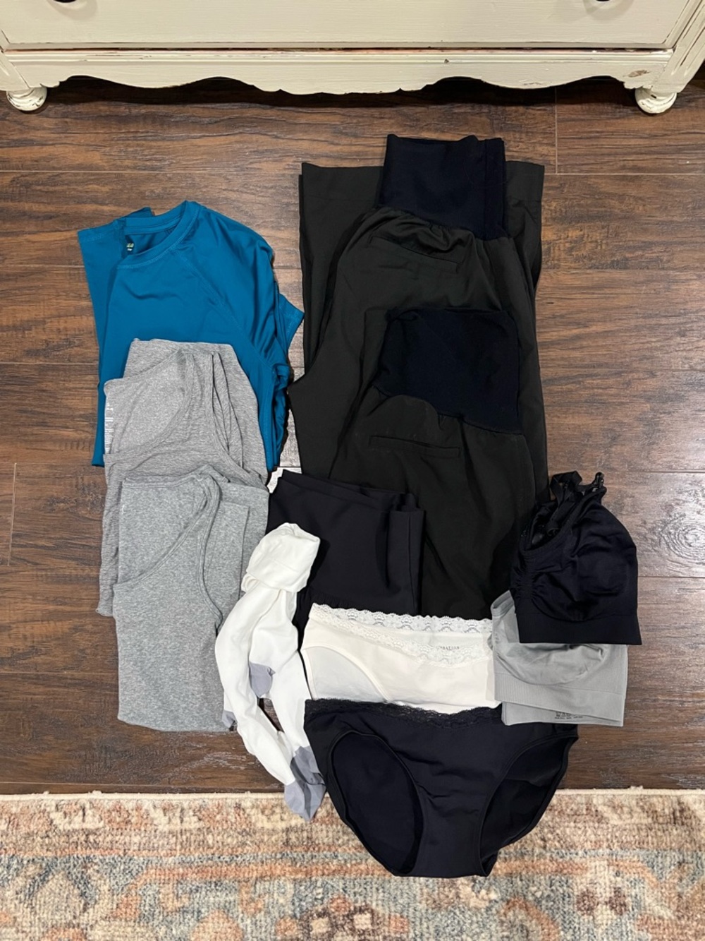 Activewear & essentials maternity bundle